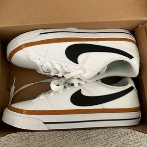 *BRAND NEW* Nike Court Legacy (Women’s size 8)